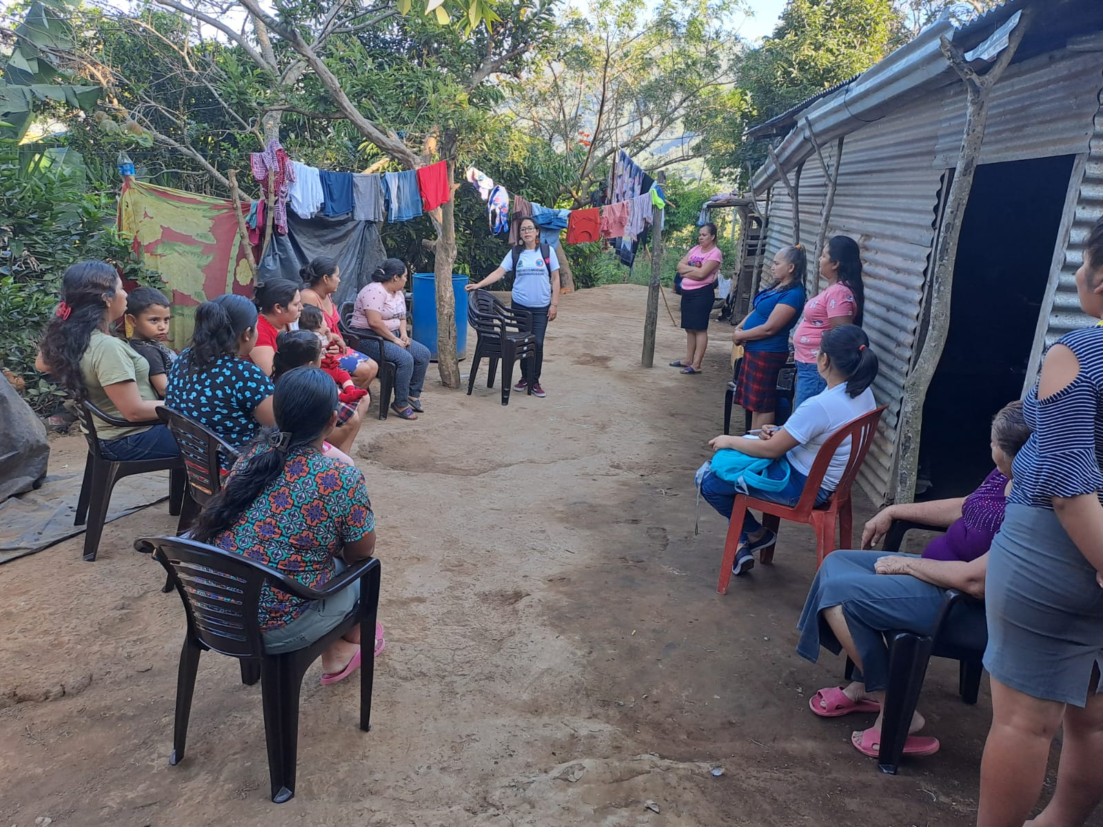 Entrega de sillas al grupo de mujeres de la Mediagua 